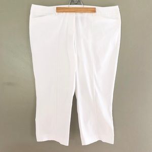 NY&CO Stretch White Capris Textured Like New 18